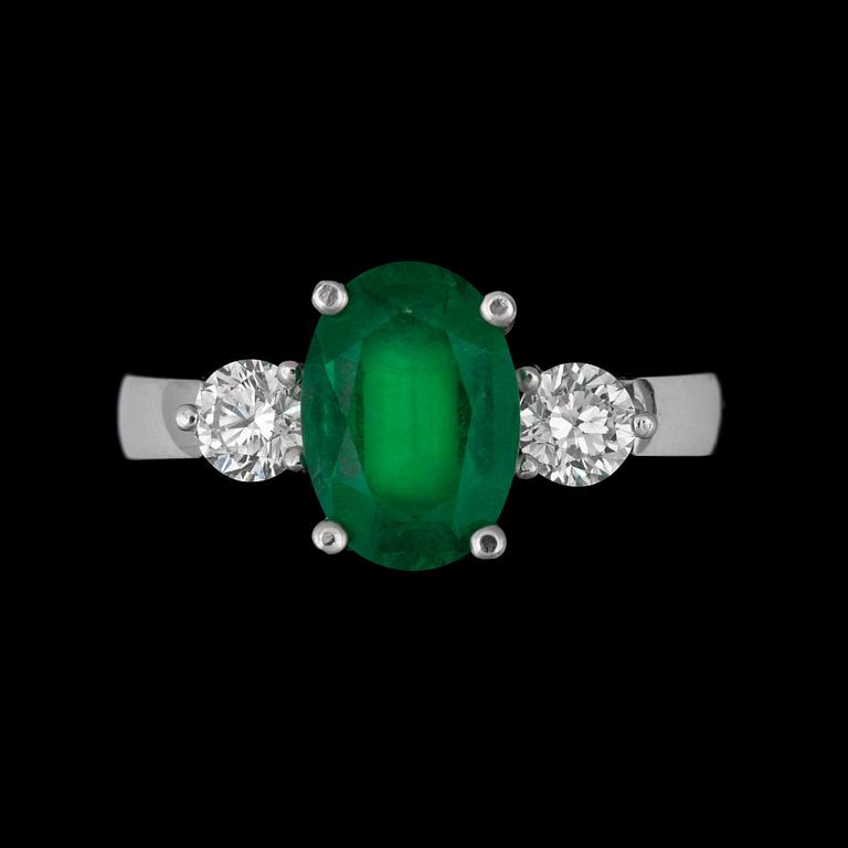 RING, smaragd 1.82 ct. samt två briljantslipade diamanter, tot. 0.54 ct.