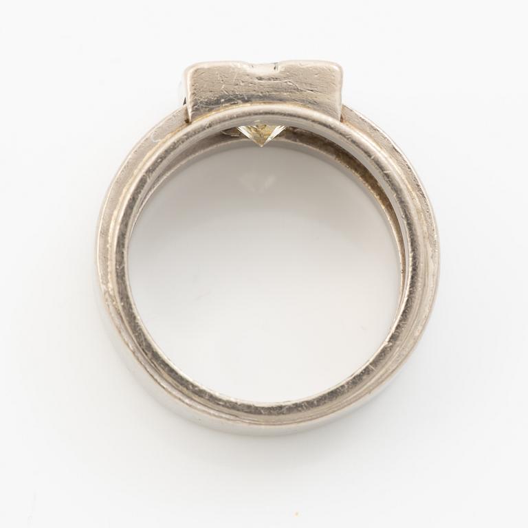 Ring, 18K white gold with a brilliant-cut diamond weighing 1.52 ct.