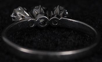 RING, vitguld samt 3 briljanter, Göteborg, 1974.