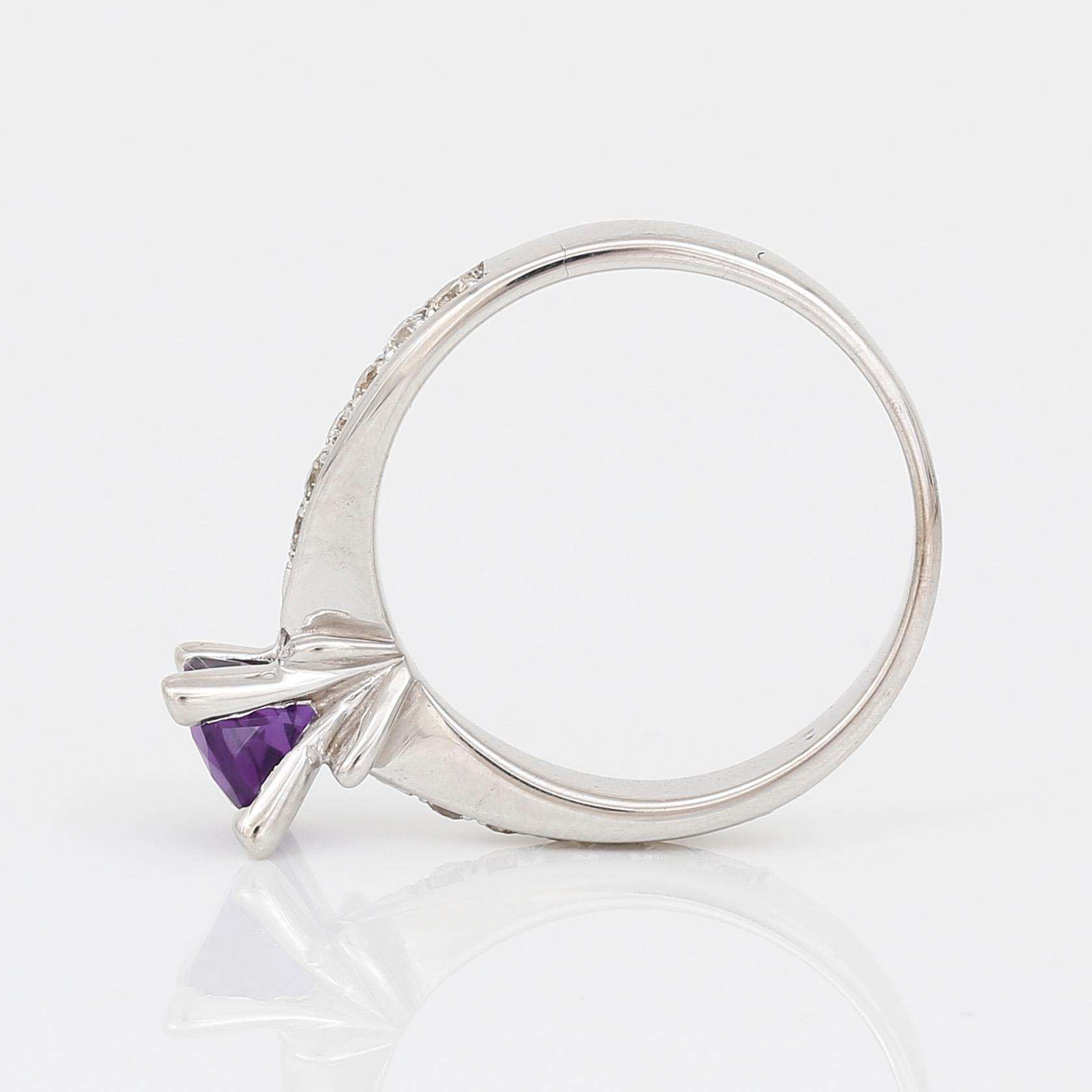 RING, 18K vitguld med ametist, ca 0,80 ct och briljantslipade diamanter, tot ca 0,20 ct. Total vikt ca 4,19 g.