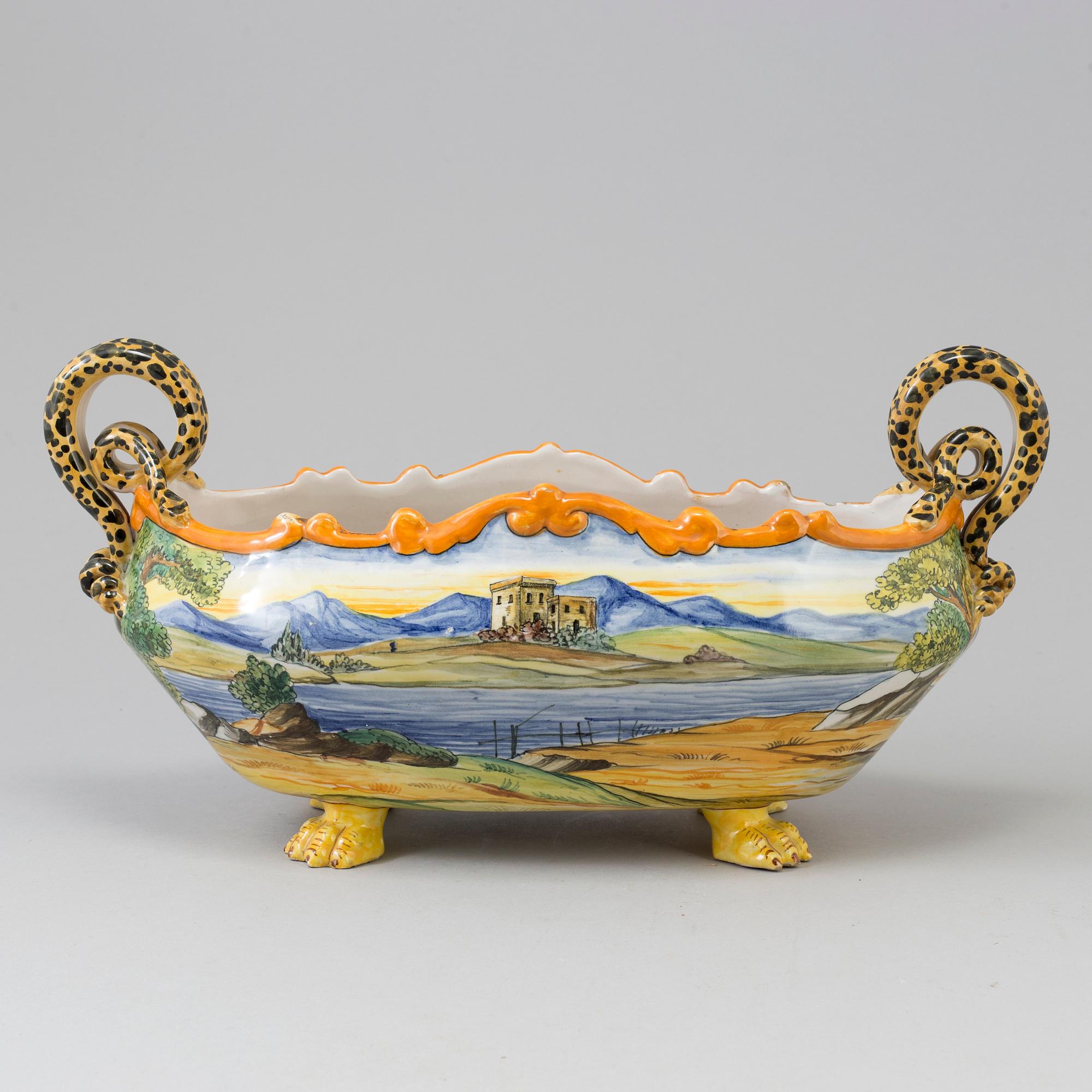An Italian porcelaine 20th century  table centerpiece with lion feet and snake handles.