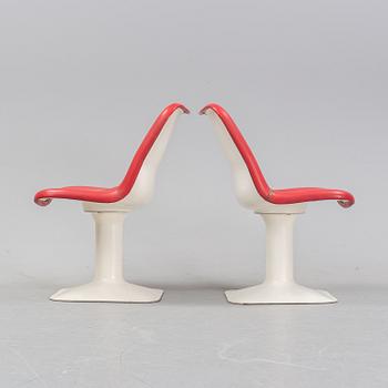 Yrjö Kukkapuro , bord samt sex stycken stolar.