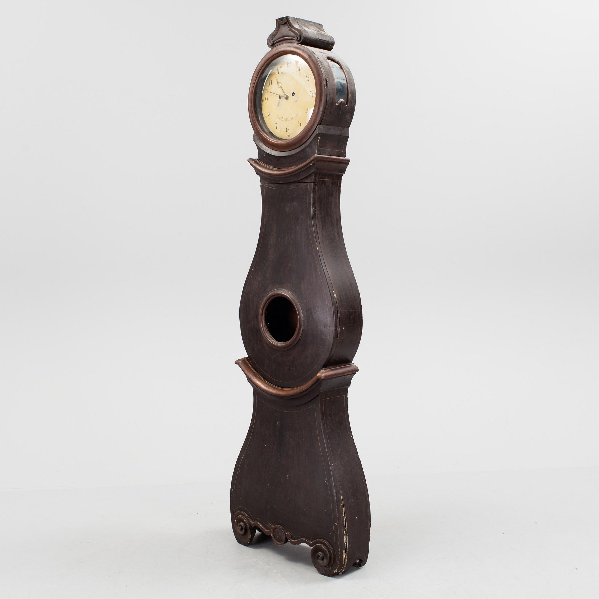 A LATE 18TH CENTURY LONG CASE CLOCK BY CARL FREDRIK FRÉN.