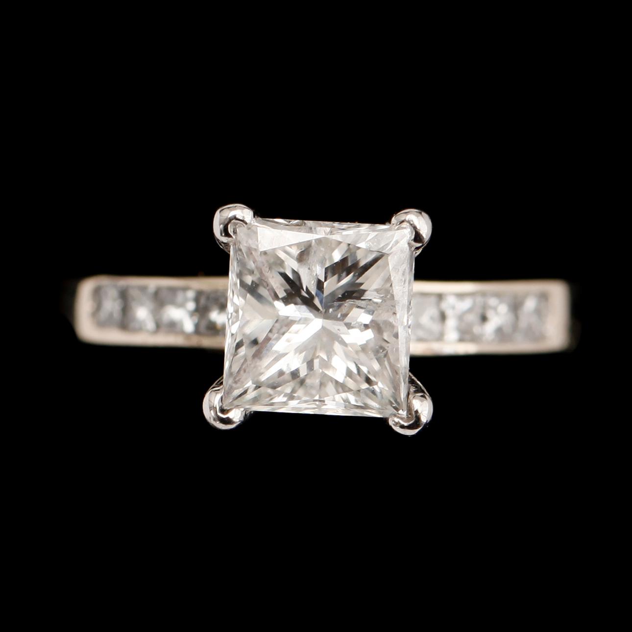 RING, 18 k vitguld, med princesslipad diamant 1.25 ct.
