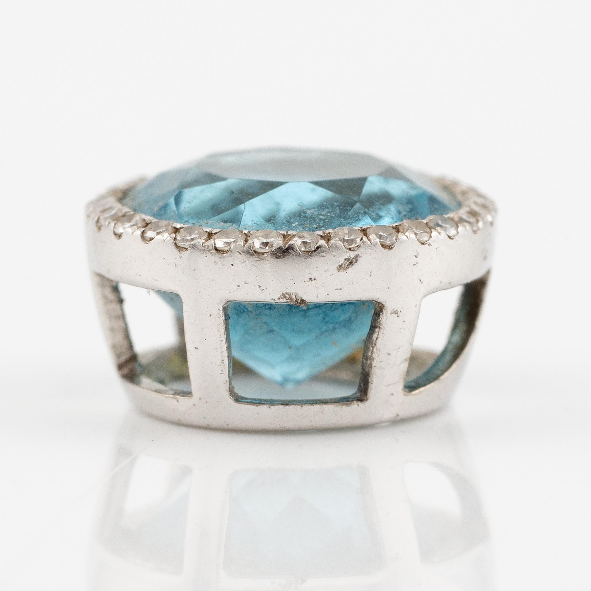 Hänge, 18K vitguld med topas och små åttkantslipade diamanter.