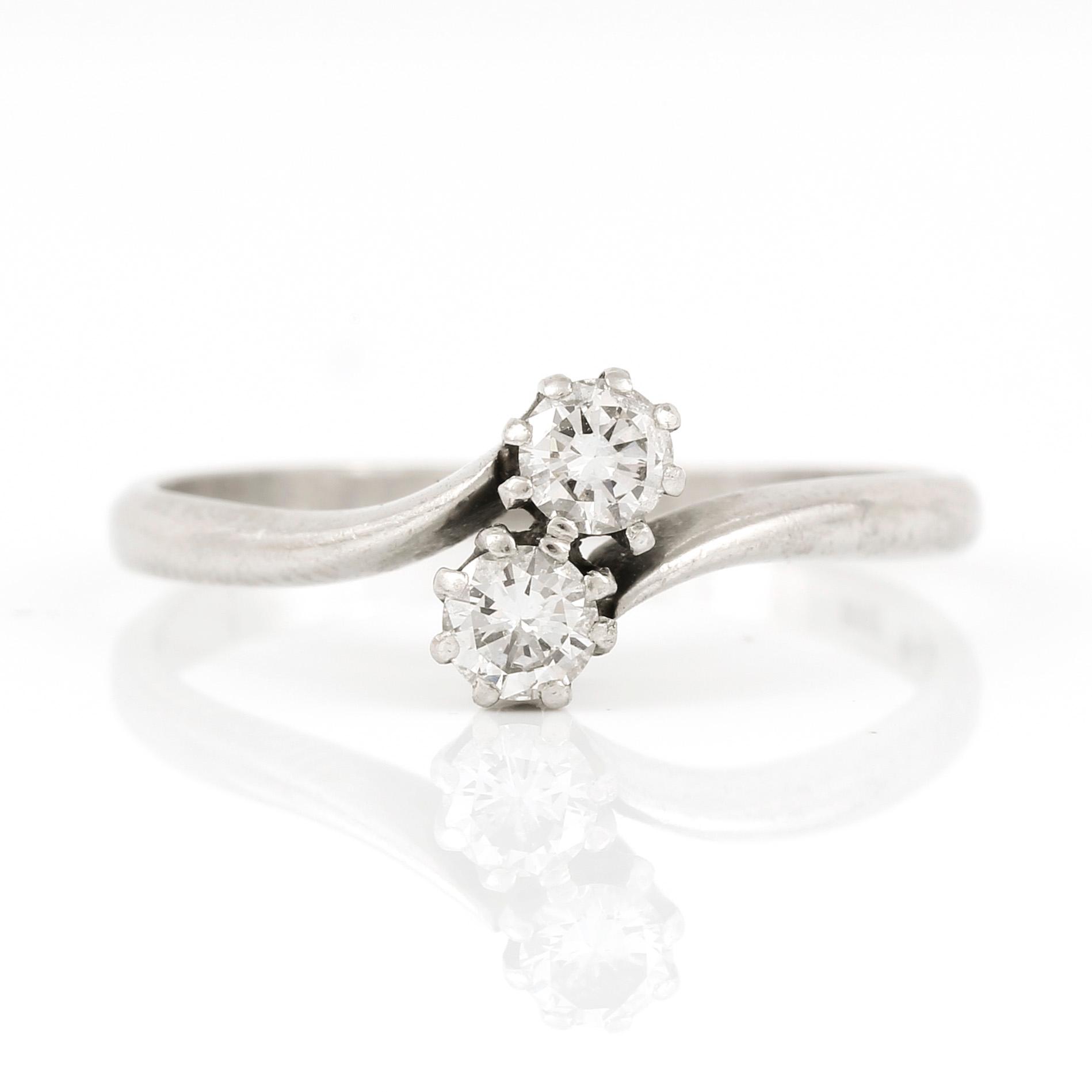 RING, platina, två briljantslipade diamanter, totalt ca 0,40 ct. SGA, Stockholm. Vikt ca 3 gram.