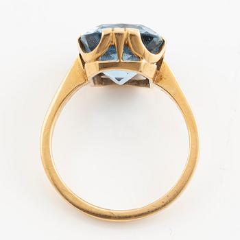Ring 18K gold with blue stone.