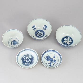 Three blue and white bowls and two blue and white dishes, Ming dynasty  (1368-1644).