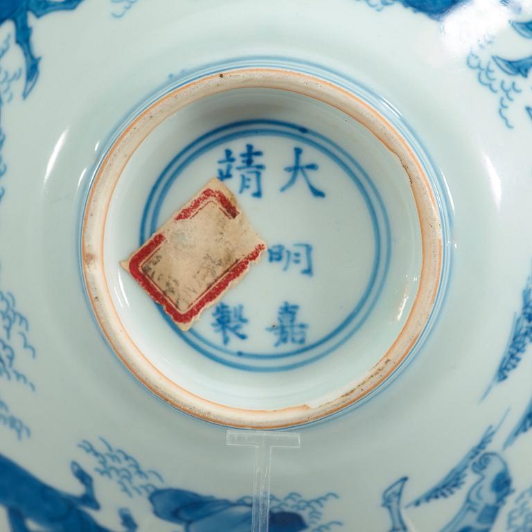 A blue and white Transitional bowl, 17th century.