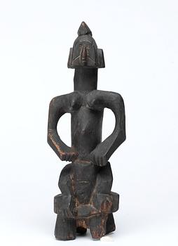 FETISCH. Trä. Senufo-stammen. Côte d'Ivoire (Elfenbenskusten) omkring 1960. Höjd 31 cm.