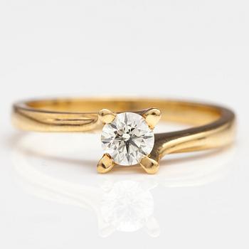 An 18K gold ring with a ca. 0.41 ct brilliant cut diamond.