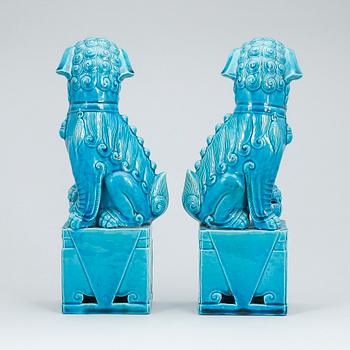 FOHUNDAR, ett par, porslin, Kina, 1900-talets andra hälft.