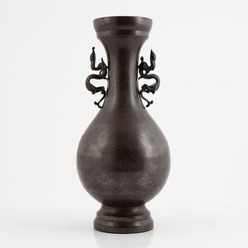 A bronze vase, Japan, Meiji (1868-1912).