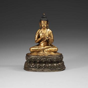 BUDDHA, förgylld och försilvrad kopparlegering, repoussé. Sakyamuni Buddha, Tibet/Nepal, 1700-tal.