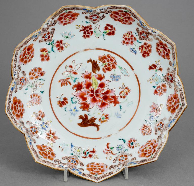 TALLRIKAR, ett par samt SKÅLFAT, porslin, Kina, 1700-tal.