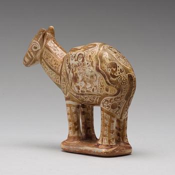 FIGURIN, DROMEDAR, lergods med lysterdekor, höjd ca 17 cm, Persien/Iran 1100-1200-tal.