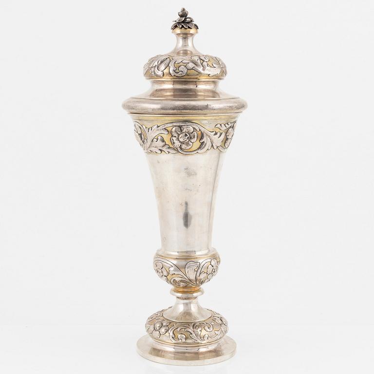 A Swedish silver beaker with cover, 1906.