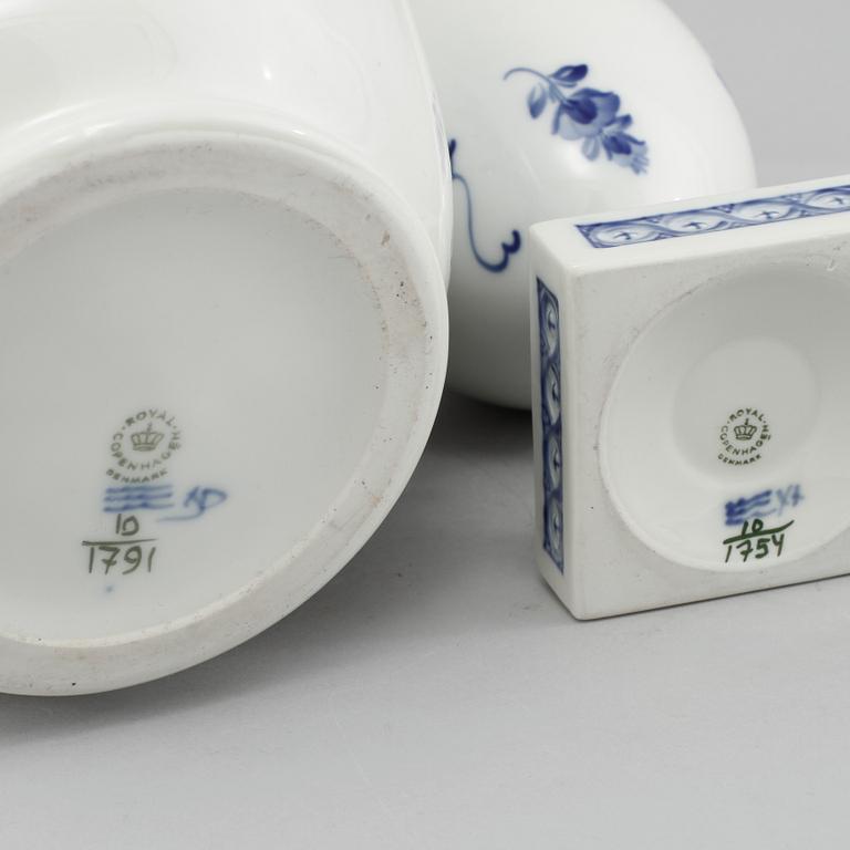 LOCKURNOR, 2 st, porslin, "Blå blomst", Royal Copenhagen, 1900-tal.