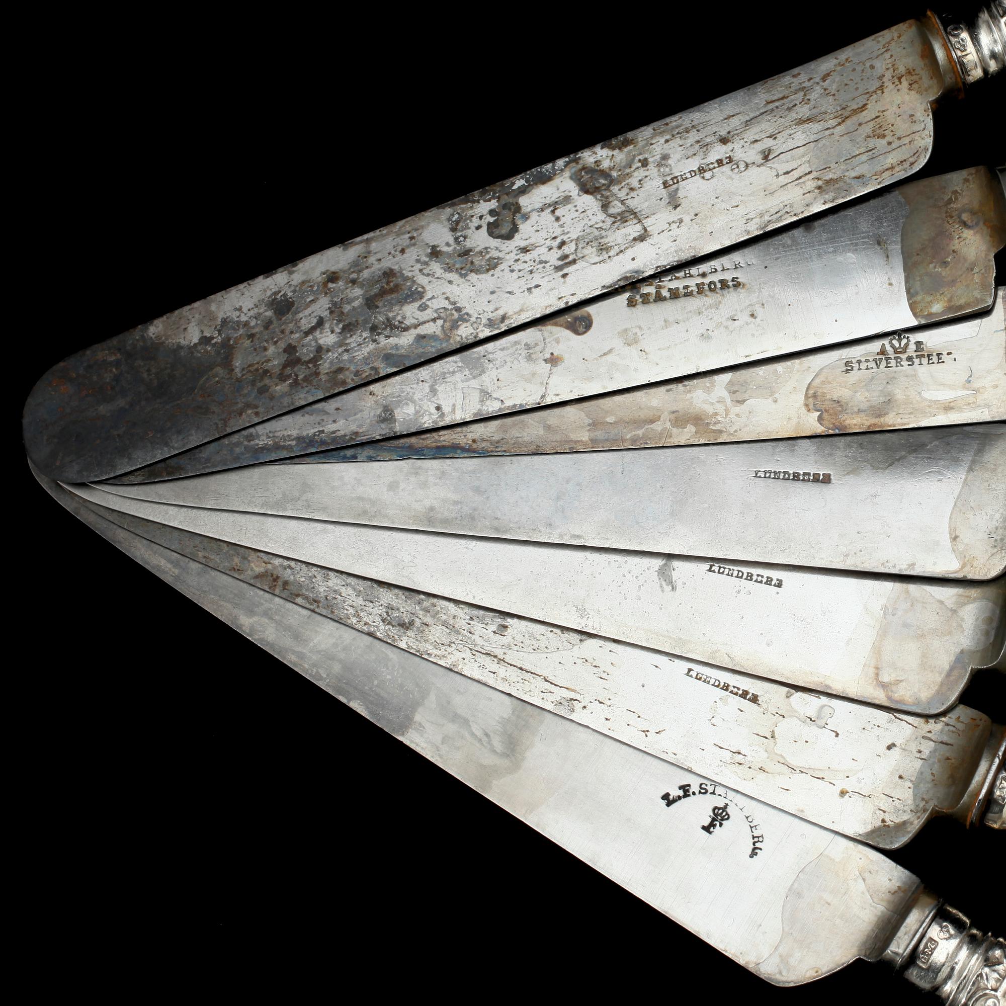 KNIVAR, 7 st, silver, "Engelsk snäck", bla Gustav Möllenborg, 1800-talets mitt/andra hälft. Tot ca 738 gram.