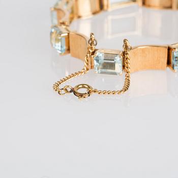 ARMBAND, 14 K guld med trappslipade akvamariner.