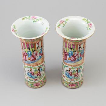 A pair of famille rose Canton porcelain vases, Qing dynasty, 19th century.