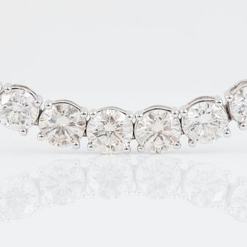 COLLIER med briljantslipade diamanter i storlekarna 0.70 - 0.10 ct, totalt 24.86 ct. Kvalitet circa  I-K/VS.