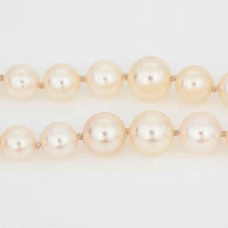 Two strands of graduated cultured pearls. Ø 3 - 7.5 mm.