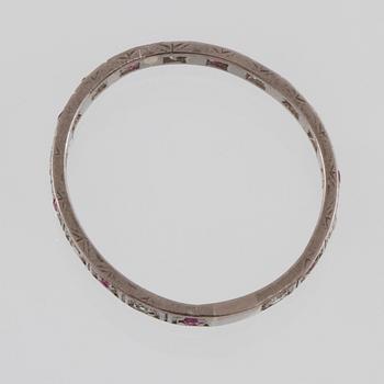 RING, 18K vitguld med fasettslipade diamanter och rubiner. Vikt 2,5 gram.