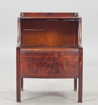 POTTSKÅP. Regency England, omkring 1800.