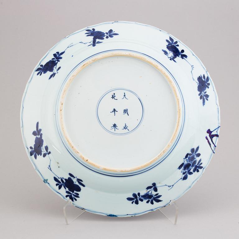 A blue and white serving dish, Qing dynasty,  Kangxi (1662-1722).