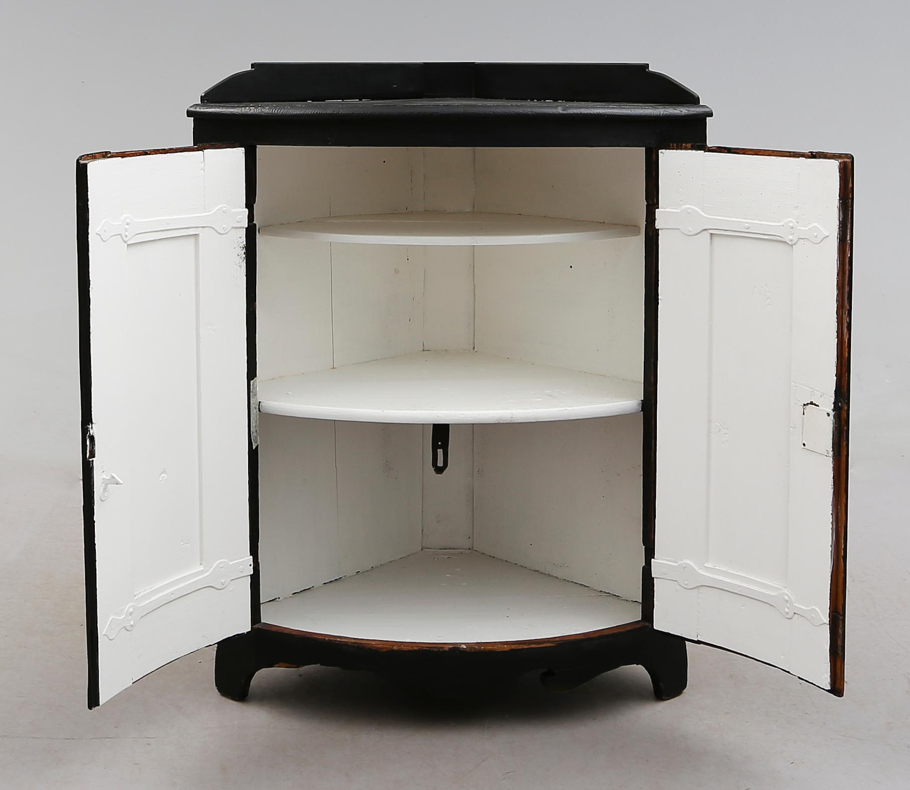 HÖRNSKÄNK, 1800-talets första hälft.