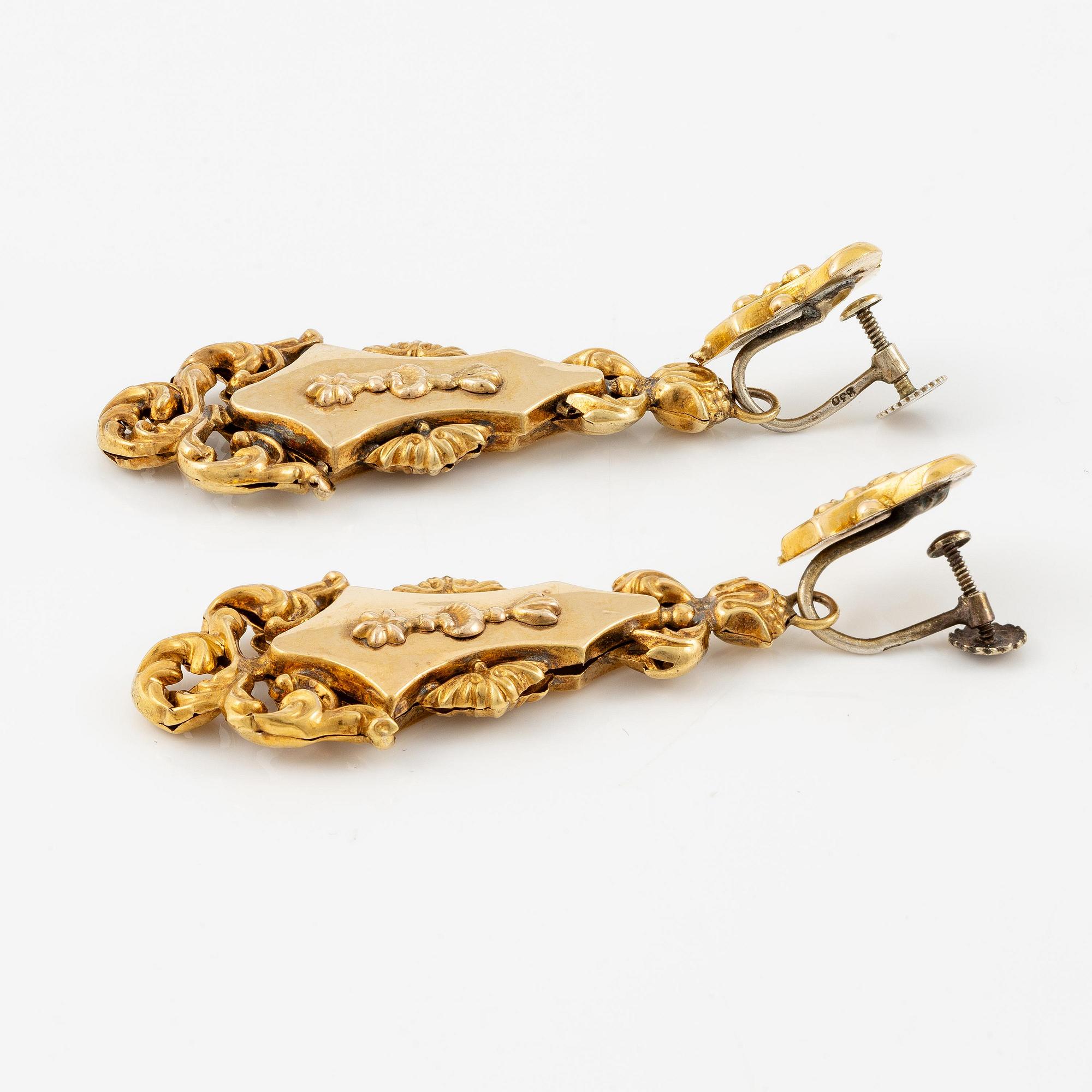 A necklace and a pair of earrings 18K gold, 19th century.