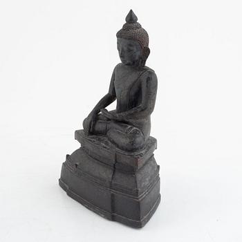 A Burmese bronze figure of a buddha, 17th century.