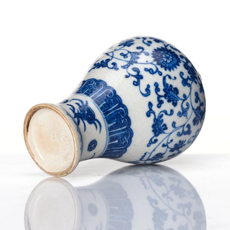 A Chinese blue and white miniature vase, Qing dynasty, 18th century.