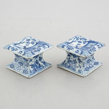 A pair of blue and white salt cellars, China, Kangxi (1662-1722).