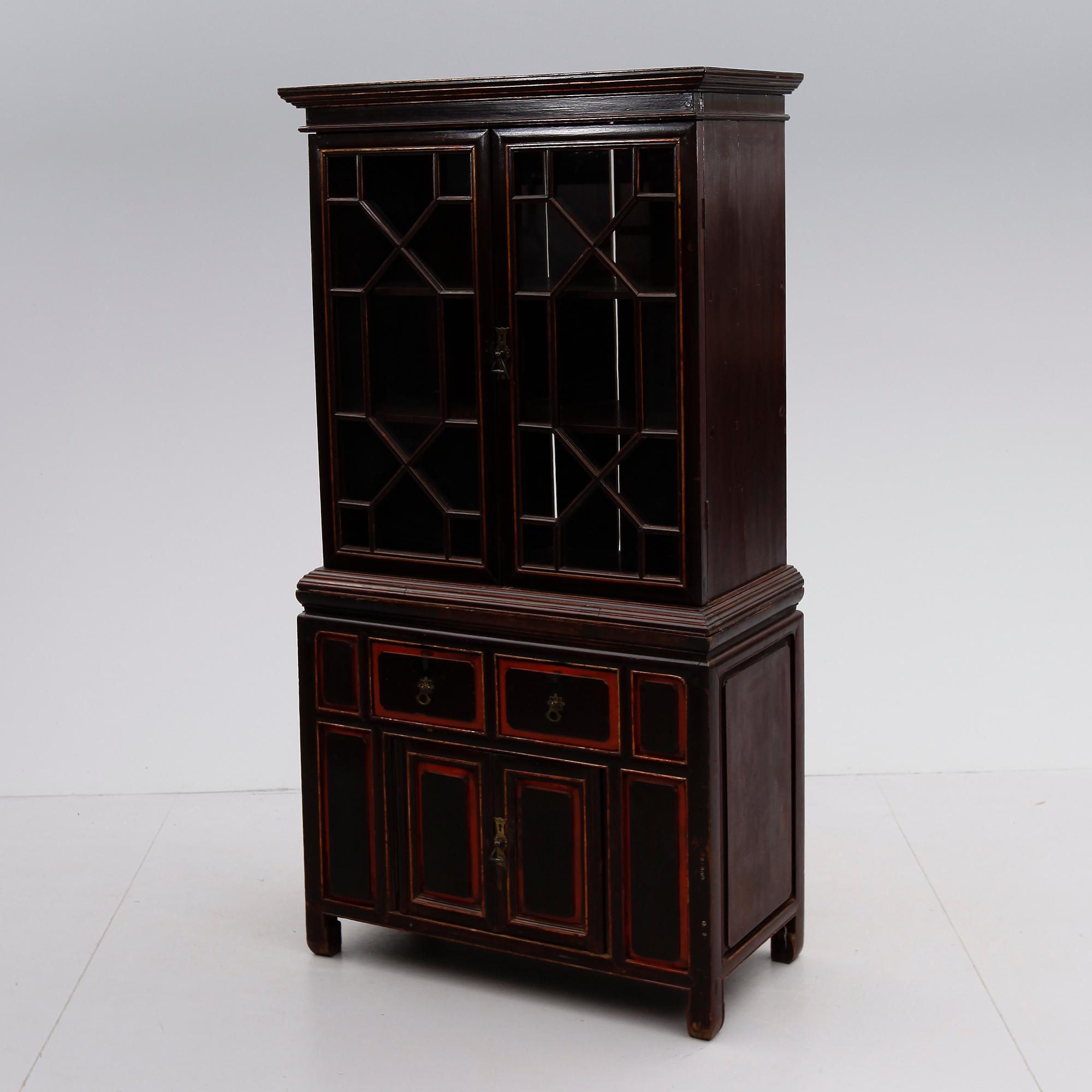 VITRINSKÅP, orientaliskt, omkring år 1900.