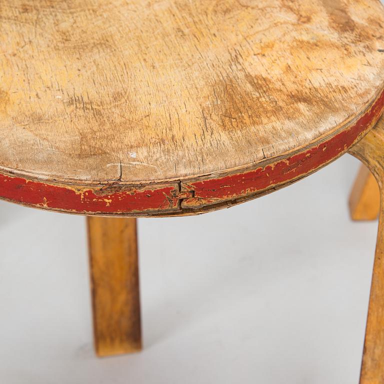 Alvar Aalto, Tuoleja, 4 kpl malli 69 ja jakkara malli 60, O.Y. Huonekalu- ja Rakennustyötehdas A.B. 1900-luvun puoliväli.