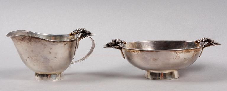 SOCKERSKÅL samt GRÄDDKANNA, silver, MGAB 1952.