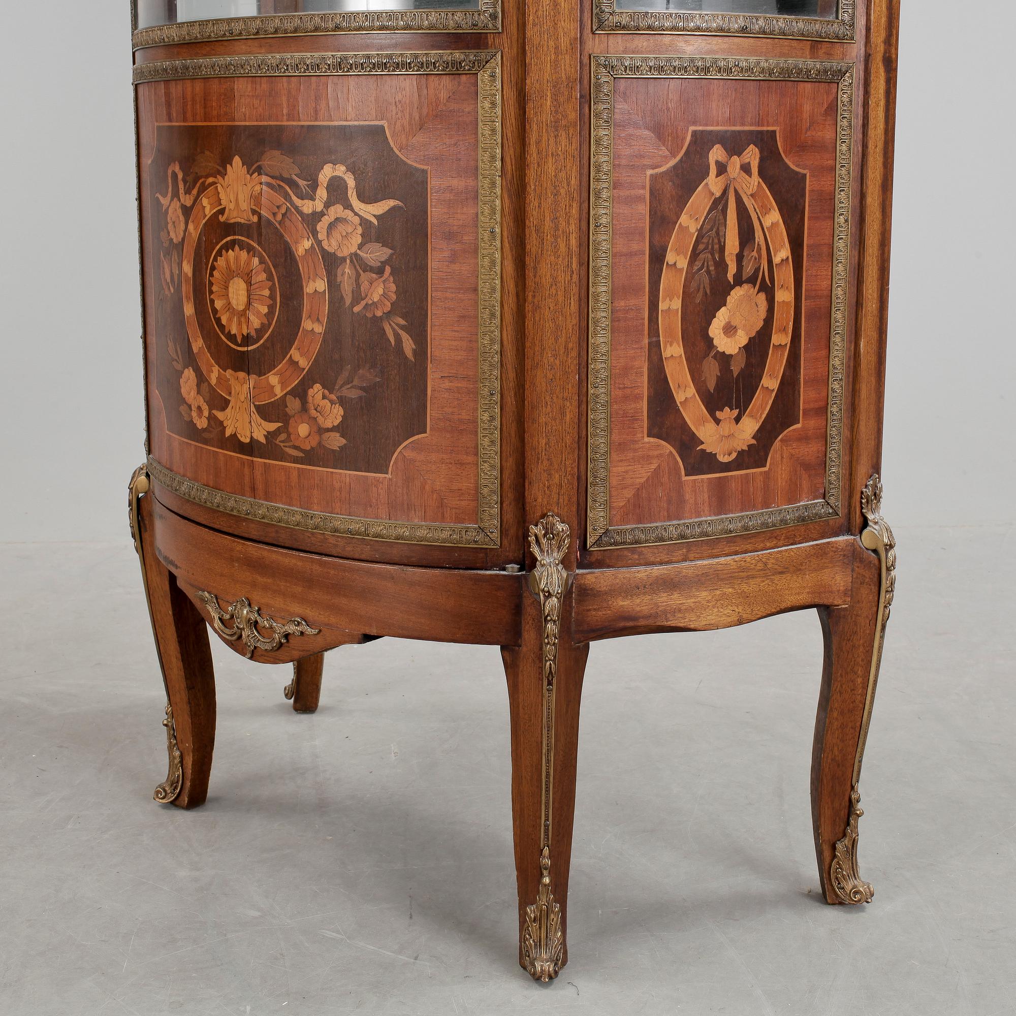 VITRINSKÅP, Louis XVI stil, 1900-talets andra hälft.
