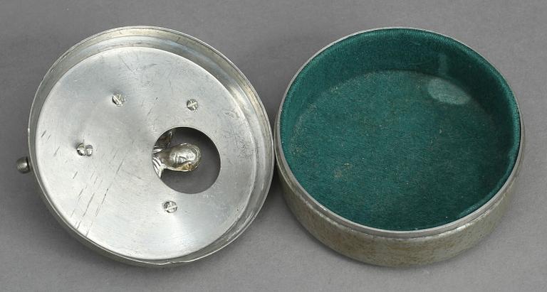MANSCHETTKNAPPSASK, tenn, "Orginell", Widerholm & Dahlberg, Eskilstuna. 1930/40-tal.