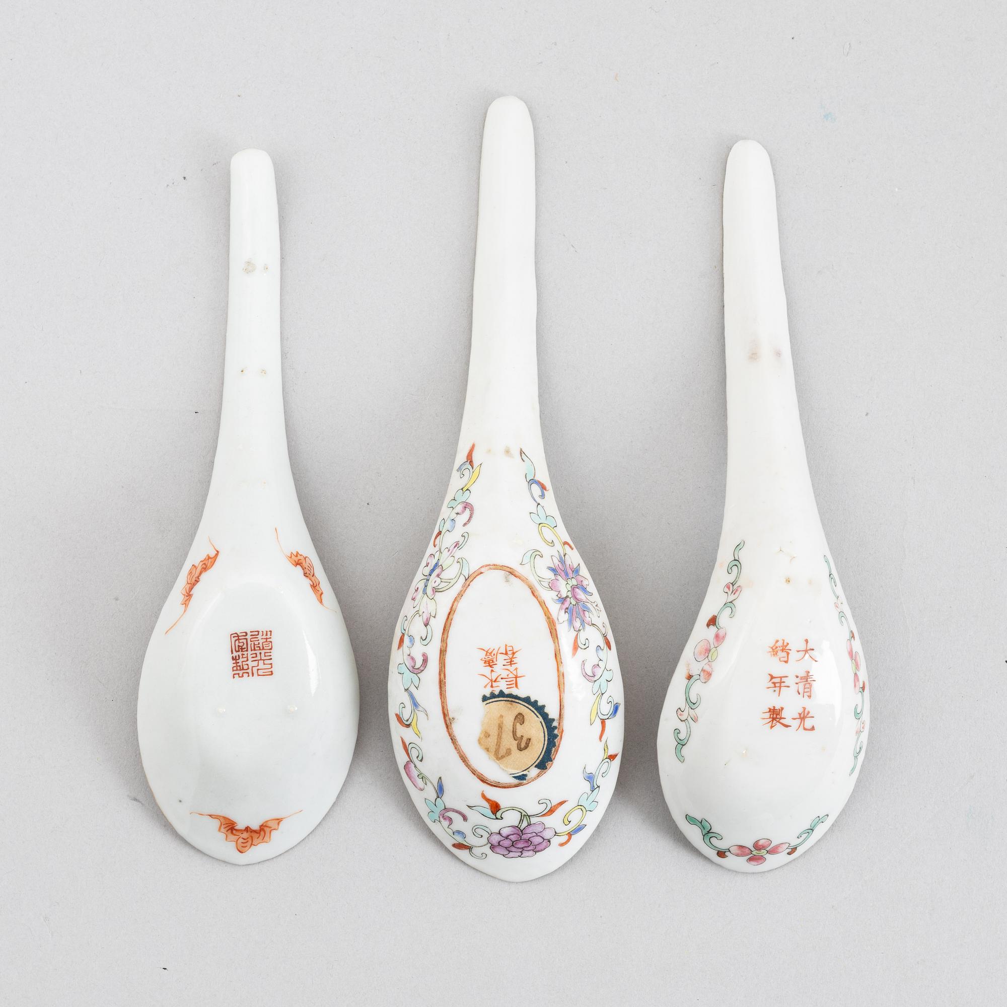 Skedar, tre stycken, porslin, Kina, 1800-1900-tal.