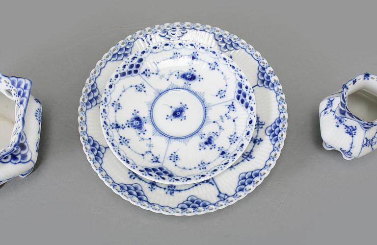 SERVISDELAR, 22 st, porslin, "Musselmalet", Royal Copenhagen, 1900-talets andra hälft.