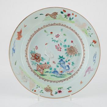 Vaser, ett par, porslin, Kina, 1900-tal samt tallrik, porslin, Kina, Qianlong (1736-95).