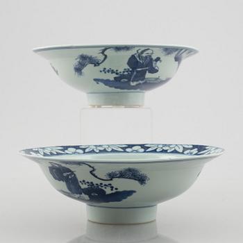 A blue and white porcelain vase and a pair of bowls, China, 19th-20th century.