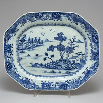 A massive blue and white export porcelain serving dish, Qing dynasty, Qianlong (1736-95).