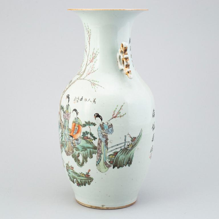 A Chinese vase, 20th Century.