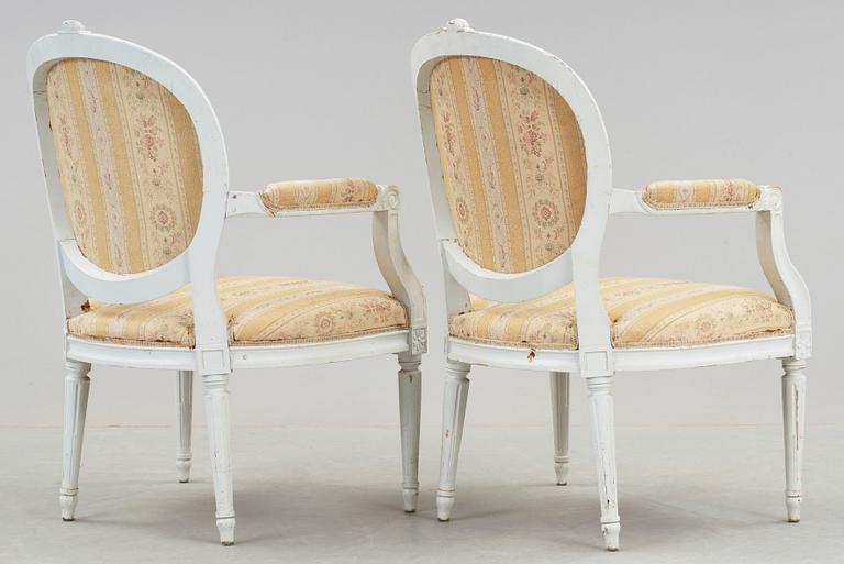 KARMSTOLAR, ett par, gustaviansk stil, omkring 1900-talets mitt.