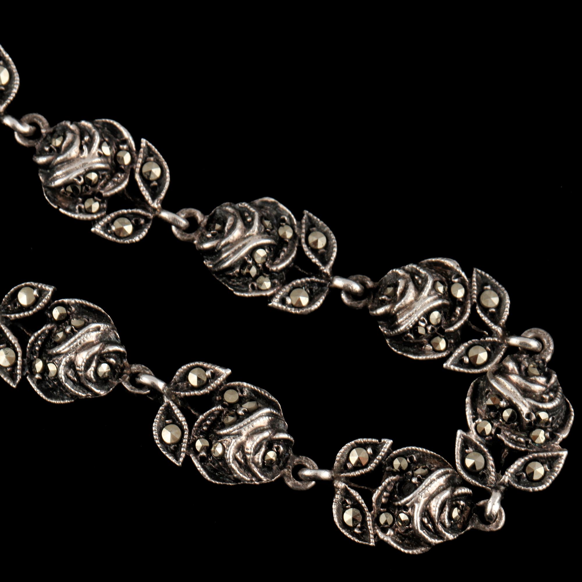 COLLIER, silver samt markasiter, importstämplad. Vikt 29 g.