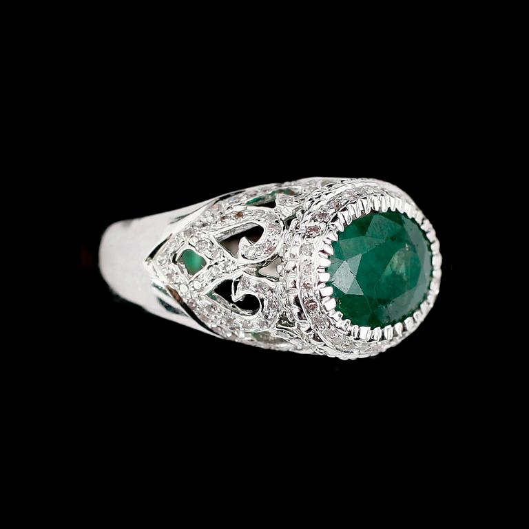 RING, 18 k vitguld, smaragd ca 4.00 ct, diamanter tot ca 0,55 ct.