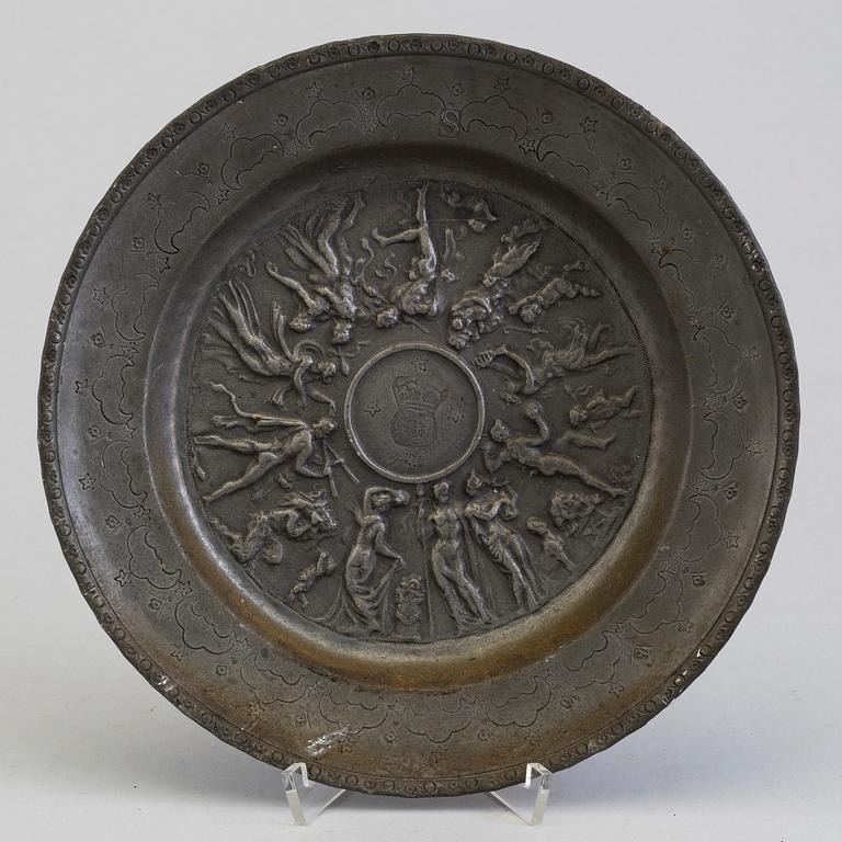 AN 18TH CENTURY PEWTER PLATE.